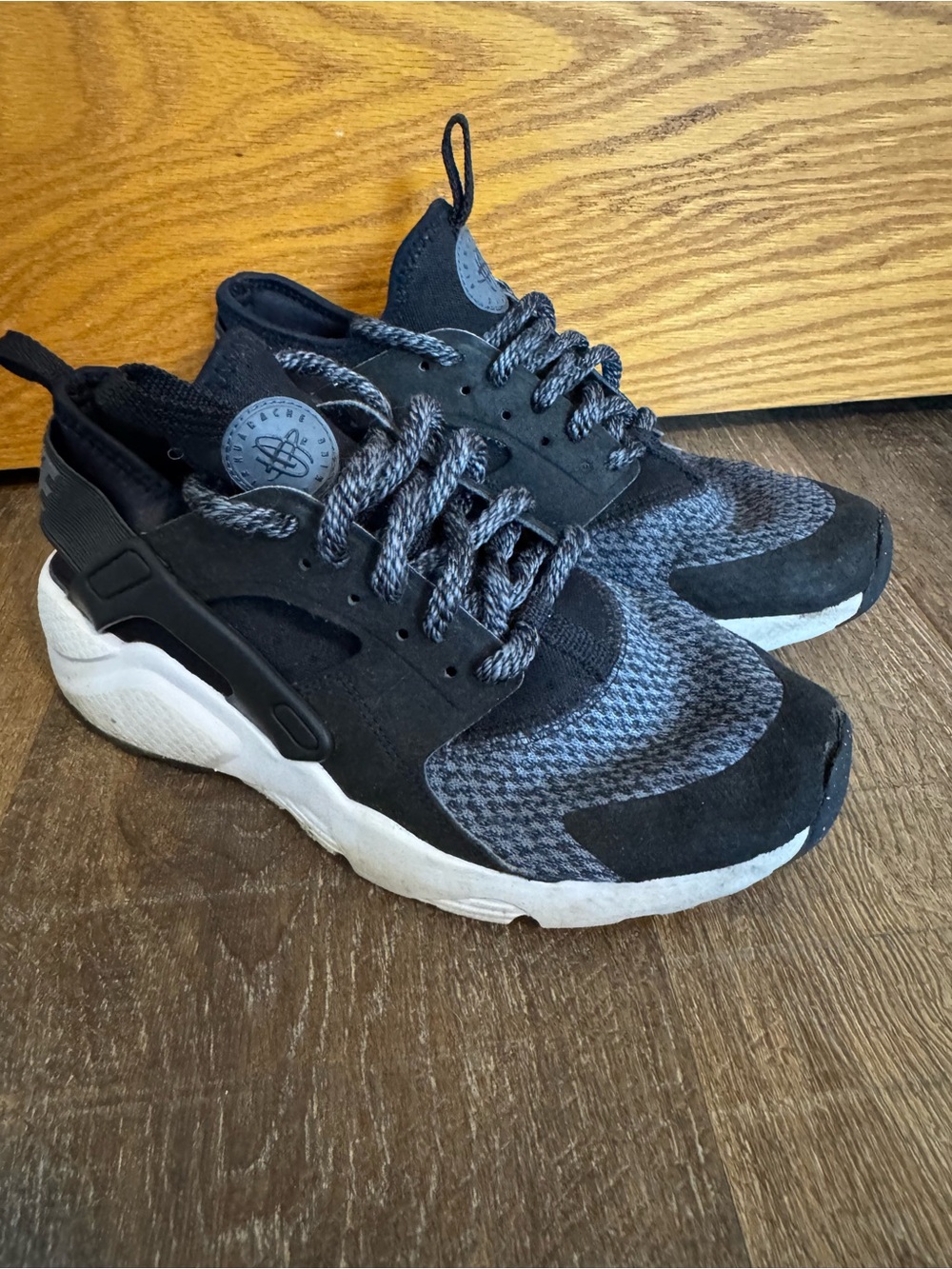 Nike Huarache Run Ultra Youth Size 6 - Black/Grey - Fair/Fixer-Upper